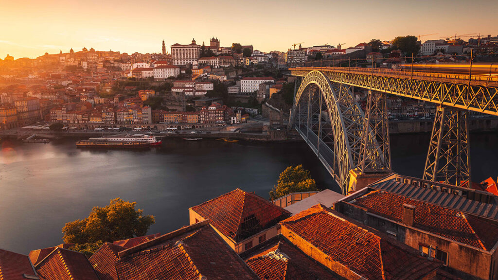 Vista do Porto com o rio Douro e a ponte D. Luis